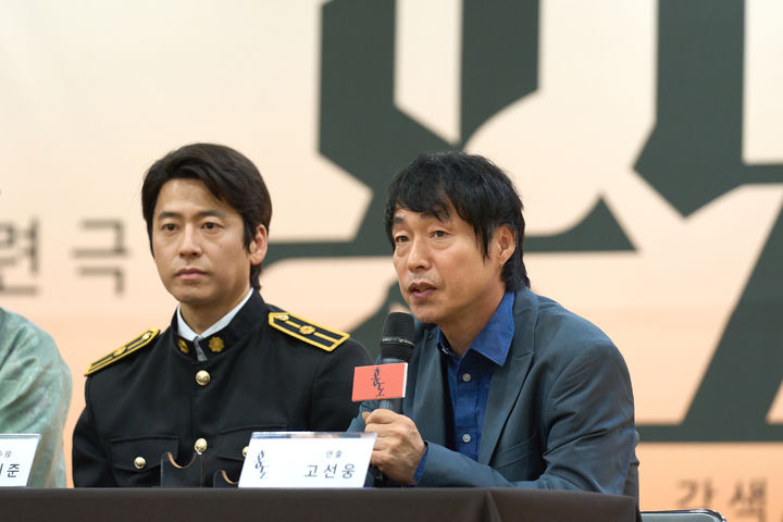 [서울=뉴시스] 1일 서울 강북구 성신여대 미아운정그린캠퍼스 마루연습실에서 열린 연극 '홍도' 기자간담회에서 고선웅 연출이 발언하고 있다. (사진=옐로우밤 제공) 2026.04.01. photo@newsis.com *재판매 및 DB 금지