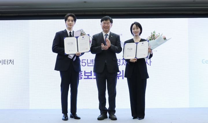 안형준 국가데이터처장과 배우 이준혁, 아나운서 박선영이 1일 서울 중구 한국프레스센터 기자회견장에서 열린 '2025년 기준 경제총조사 홍보모델 위촉식'에서 기념촬영을 하고 있다.(사진 : 국가데이터처 제공) 2026.4.1. *재판매 및 DB 금지