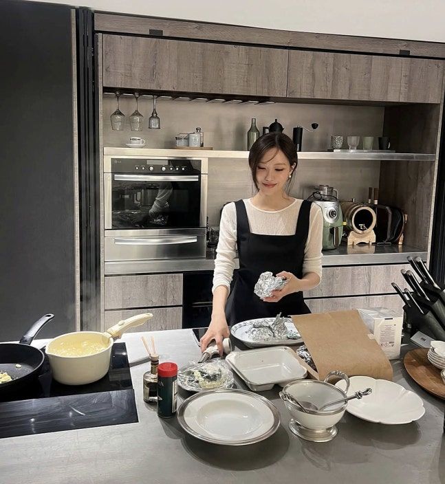 [서울=뉴시스] 그룹 티아라 출신 효민이 연예계 동료들을 초대한 집들이 현장을 공개했다. (사진=인스타그램 캡처) 2026.04.01. photo@newsis.com *재판매 및 DB 금지