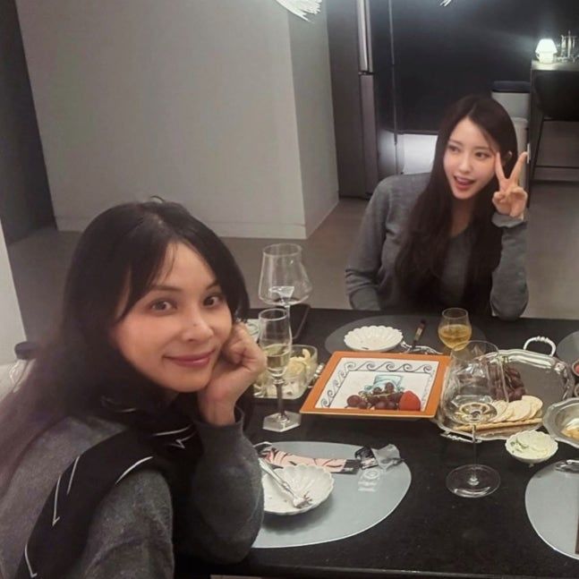 [서울=뉴시스] 그룹 티아라 출신 효민이 연예계 동료들을 초대한 집들이 현장을 공개했다. (사진=인스타그램 캡처) 2026.04.01. photo@newsis.com *재판매 및 DB 금지