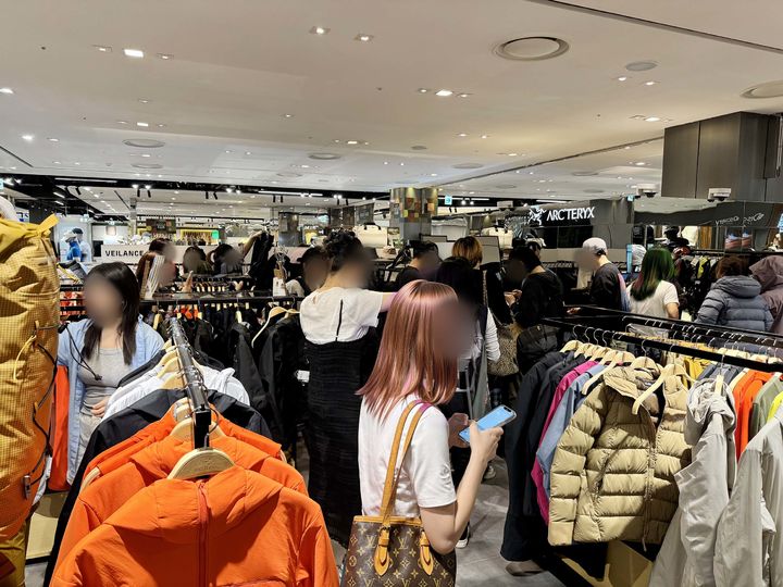 신세계백화점이 오는 12일까지 외국인 고객들을 대상으로 스포츠·아웃도어 브랜드들이 참여하는 '글로벌 쇼핑 페스타'를 여는 등 외국인 고객 유치에 나선다고 2일 밝혔다.(사진=신세계백화점 제공) *재판매 및 DB 금지 *재판매 및 DB 금지