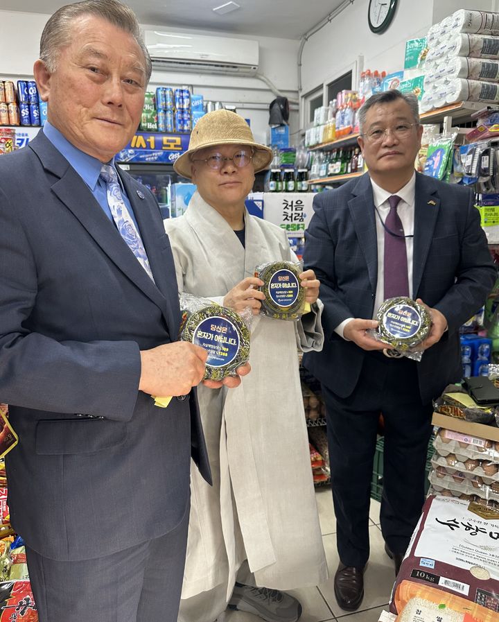 [서울=뉴시스]국무조정실 범정부 생명지킴추진본부와 경기도는 1일 경기도자살예방센터 대회의실에서 지역 종교계 관계자들과 자살예방 및 생명존중 문화 확산을 위한 업무 협력 간담회를 개최했다. (사진=총리실 제공) photo@newsis.com  *재판매 및 DB 금지