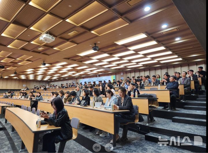 [시흥=뉴시스] 시흥교육지원청이 교권보호책임관 연수를 개최하고 있다. (사진=시흥교육지원청 제공).2026.04.01.photo@newsis.com