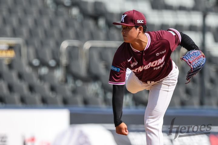 [서울=뉴시스] 프로야구 키움 히어로즈의 박준현이 20일 수원KT위즈파크에서 열린 2026 신한 쏠 KBO리그 시범경기 KT 위즈전에 불펜 등판해 공을 던지고 있다. (사진=키움 히어로즈 제공) 2026.03.20. *재판매 및 DB 금지