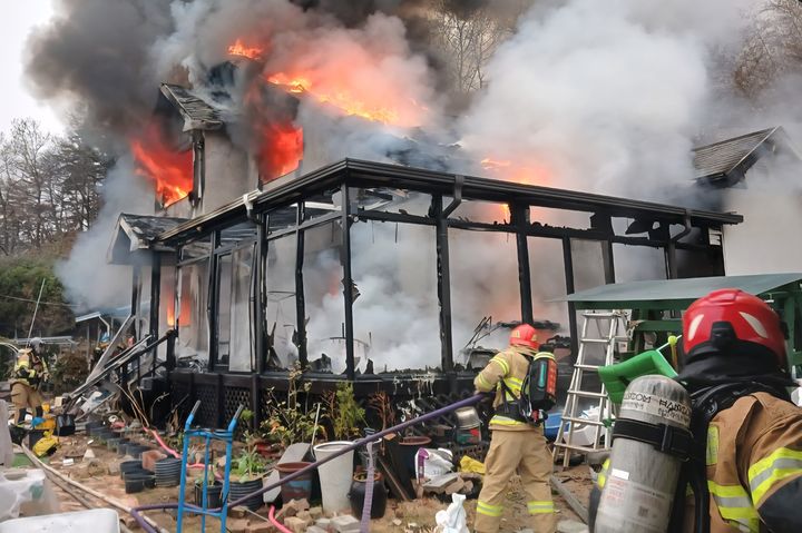 [포항=뉴시스] 포항시 기계면 학야리 단독주택에서 발생한 화재를 진화하고 있다. (사진=경북소방본부 제공) 2026.04.01. photo@newsis.com *재판매 및 DB 금지