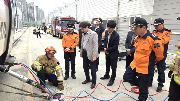 [익산=뉴시스] 1일 전북 익산시 익산역에서 진행된 철도사고 대비 특별구조훈련에서 이오숙 전북특별자치도소방본부장(왼쪽 두번째)이 훈련 현장을 둘러보고 있다. (사진=전북도소방본부 제공) 2026.04.01. photo@newsis.com *재판매 및 DB 금지