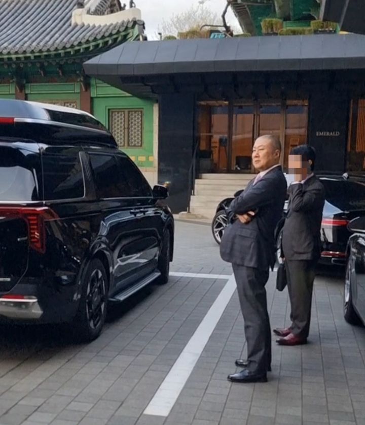 [서울=뉴시스] 이지용 기자 = 구자은 LS 회장이 서울 장충동 신라호텔에서 인도네시아측과 면담을 끝낸 뒤 차량을 기다리고 있다. 2026.04.01. leejy5223@newsis.com *재판매 및 DB 금지