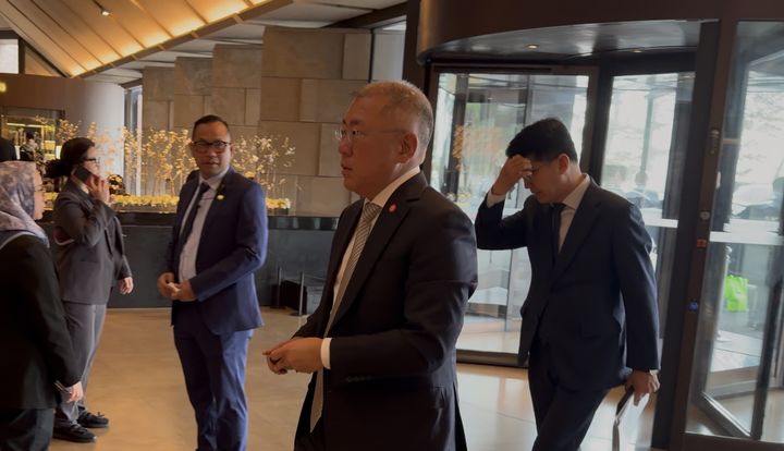 [서울=뉴시스] 김민성 기자 = 정의선 현대차 회장이 서울 장충동 신라호텔에서 들어서고 있다. 2026.04.01. leejy5223@newsis.com *재판매 및 DB 금지