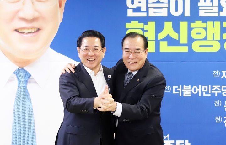 [무안=뉴시스] 1일 김영록 더불어민주당 전남광주특별시장 경선 후보 광주 사무소를 찾은 민주당 이개호 의원과 김 후보가 손을 맞잡고 있다. (사진 = 김 후보 측 제공). 2026.04.01. photo@newsis.com *재판매 및 DB 금지