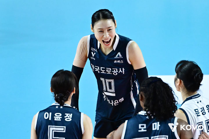 [서울=뉴시스] 여자 프로배구 한국도로공사의 배유나가 1일 김천실내체육관에서 열린 진에어 2025~2026 V-리그 여자부 GS칼텍스와의 챔피언결정전 1차전에서 득점을 올린 뒤 환호하고 있다. (사진=KOVO 제공) 2026.04.01.