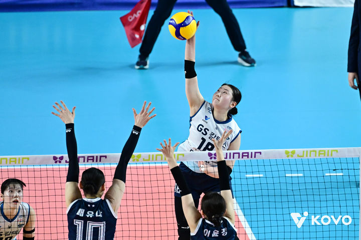 [서울=뉴시스] 여자 프로배구 GS칼텍스의 권민지가 1일 김천실내체육관에서 열린 진에어 2025~2026 V-리그 여자부 한국도로공사와의 챔피언결정전 1차전에서 공격을 시도하고 있다. (사진=KOVO 제공) 2026.04.01.