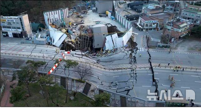 [서울=뉴시스] 경기 광명시 일직동 신안산선 복선전철 5-2공구 붕괴 사고 발생 후 항공에서 촬영한 모습. (사진 = 국토교통부 제공) photo@newsis.com 