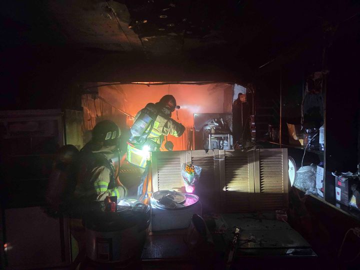 [군산=뉴시스] 1일 오후 5시32분께 전북 군산시 신창동의 한 음식점에서 불이 나 소방대원들이 내부로 진입하고 있다. (사진=전북도소방본부 제공) 2026.04.01. photo@newsis.com *재판매 및 DB 금지