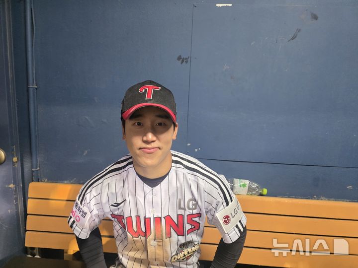 [서울=뉴시스] 김희준 기자 = LG 트윈스의 구본혁이 1일 잠실구장에서 벌어진 2026 신한 쏠 KBO리그 KIA 타이거즈와의 경기를 마친 뒤 더그아웃에서 인터뷰를 하고 있다. 2026.04.01jinxijun@newsis.com