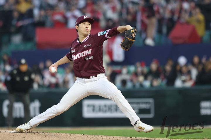 [서울=뉴시스] 프로야구 키움 히어로즈 배동현이 1일 인천 SSG랜더스필드에서 열린 2026 신한 쏠 KBO리그 SSG 랜더스전에 선발 등판해 공을 던지고 있다. (사진=키움 히어로즈 제공) 2026.04.01. *재판매 및 DB 금지