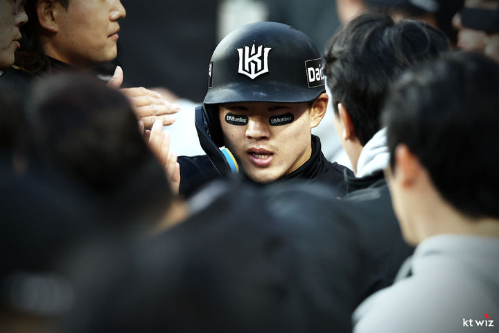 [서울=뉴시스] 프로야구 KT 위즈 최원준이 31일 대전 한화생명볼파크에서 열린 2026 신한 쏠 KBO리그 한화 이글스전에 득점을 올린 뒤 동료들의 축하를 받고 있다. (사진=한화 이글스 제공) 2026.03.31. *재판매 및 DB 금지