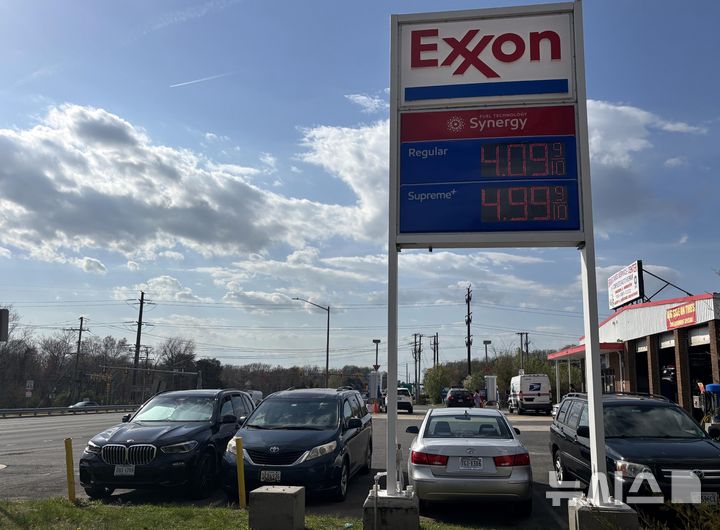 [워싱턴=뉴시스] 이윤희 특파원 = 이란 전쟁 여파로 미국 평균 휘발유 가격이 1갤런(약 3.78ℓ) 당 4달러(6038원)를 넘어선 가운데 31일(현지 시간) 미 워싱턴DC 인근 버지니아주 페어팩스의 한 주유소에 가격이 명시돼 있다. 미국에서 평균 휘발유 가격이 4달러를 넘은 것은 2022년 8월 이후 처음이다. sympathy@newsis.com. 2026.04.01.