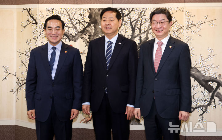 [서울=뉴시스] 김선웅 기자 = 박홍근(왼쪽부터) 기획예산처 장관, 구윤철 부총리 겸 재정경재부 장관, 이억원 금융위원장이 1일 서울 종로구 정부서울청사에서 열린 거시재정 금융간담회 시작 전 사진촬영을 하고 있다. 2026.04.01. mangusta@newsis.com