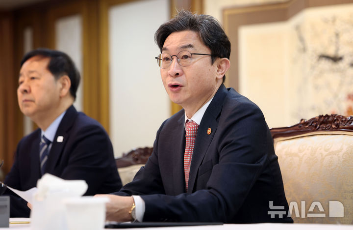 [서울=뉴시스] 김선웅 기자 = 이억원 금융위원장이 1일 서울 종로구 정부서울청사에서 열린 거시재정 금융간담회에서 발언하고 있다. 2026.04.01. mangusta@newsis.com