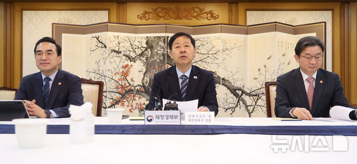 [서울=뉴시스] 김선웅 기자 = 구윤철 부총리 겸 재정경재부 장관이 1일 서울 종로구 정부서울청사에서 열린 거시재정 금융간담회에서 모두발언을 하고 있다. 왼쪽부터 박홍근 기획예산처 장관, 구윤철 부총리, 이억원 금융위원장. 2026.04.01. mangusta@newsis.com