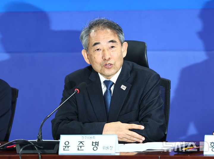 [서울=뉴시스] 김명년 기자 = 윤준병 더불어민주당 정조위원장이 1일 오전 서울 여의도 국회 의원회관에서 열린 '농해수 추가경정예산안 당정협의'에서 모두발언하고 있다. 2026.04.01. kmn@newsis.com
