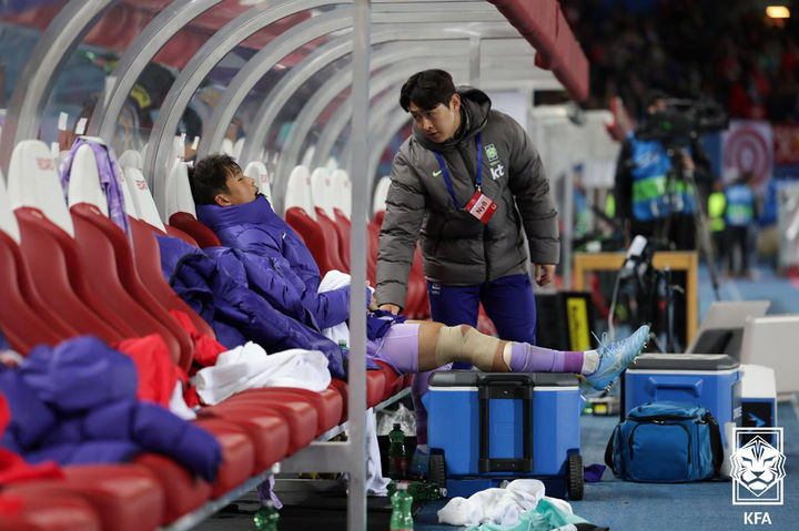 [서울=뉴시스] 31일(현지 시간) 오스트리아 빈 에른스트 하펠 스타디움에서 열린 한국 축구 국가대표팀과 오스트리아의 평가전에서 부상을 당한 김주성이 의무트레이너와 대화하고 있다. (사진=대한축구협회 제공) 2026.04.01. photo@newsis.com *재판매 및 DB 금지