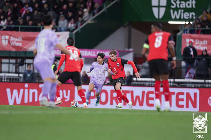 [서울=뉴시스] 31일(현지 시간) 오스트리아 빈 에른스트 하펠 스타디움에서 열린 한국 축구 국가대표팀과 오스트리아의 평가전에서 엄지성이 볼다툼을 하고 있다. 한국은 이날 경기에서 0-1로 패했다. (사진=대한축구협회 제공) 2026.04.01. photo@newsis.com *재판매 및 DB 금지