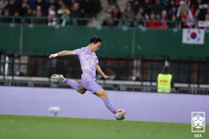 [서울=뉴시스] 31일(현지 시간) 오스트리아 빈 에른스트 하펠 스타디움에서 열린 한국 축구 국가대표팀과 오스트리아의 평가전에서 오현규가 슛을 시도하고 있다. 한국은 이날 경기에서 0-1로 패했다. (사진=대한축구협회 제공) 2026.04.01. photo@newsis.com *재판매 및 DB 금지