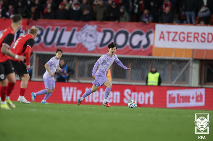 [서울=뉴시스] 31일(현지 시간) 오스트리아 빈 에른스트 하펠 스타디움에서 열린 한국 축구 국가대표팀과 오스트리아의 평가전에서 김진규가 드리블을 하고 있다. 한국은 이날 경기에서 0-1로 패했다. (사진=대한축구협회 제공) 2026.04.01. photo@newsis.com *재판매 및 DB 금지