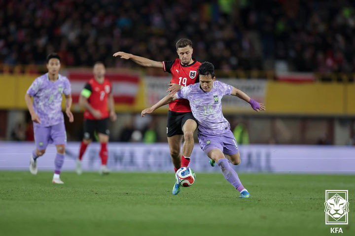 [서울=뉴시스] 31일(현지 시간) 오스트리아 빈 에른스트 하펠 스타디움에서 열린 한국 축구 국가대표팀과 오스트리아의 평가전에서 이태석이 볼다툼을 하고 있다. 한국은 이날 경기에서 0-1로 패했다. (사진=대한축구협회 제공) 2026.04.01. photo@newsis.com *재판매 및 DB 금지
