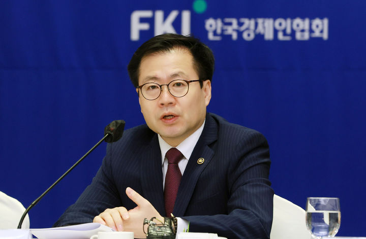 [서울=뉴시스] 여한구 산업통상부 통상교섭본부장이 1일 오전 서울 여의도 FKI 컨퍼런스센터에서 열린 글로벌 경제 현안대응 기업간담회에 참석해 인사말을 하고 있다. (사진=산업통상부 제공) 2026.04.01. photo@newsis.com *재판매 및 DB 금지