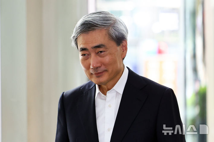 [서울=뉴시스] 최진석 기자 = 신현송 한국은행 총재 후보자가 1일 서울 중구 한화금융플라자에 차려진 인사 청문회 준비 사무실로 출근하고 있다. 2026.04.01. myjs@newsis.com