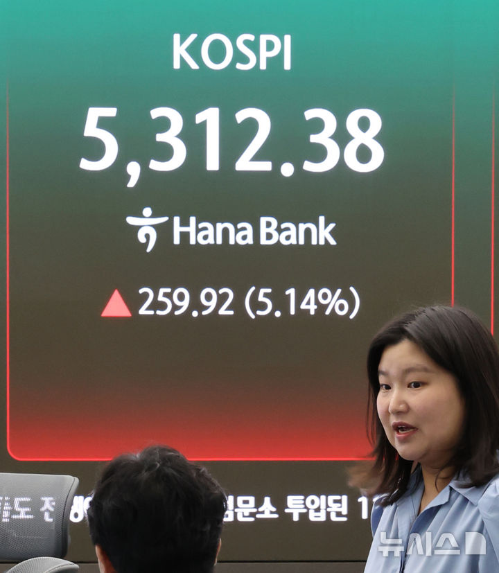 [서울=뉴시스] 박주성 기자 = 코스피 지수가 급등하며 매수 사이드카(프로그램 매도호가 일시 효력 정지)가 발동된 가운데 1일 오전 서울 중구 하나은행 딜링룸에서 딜러들이 업무를 하고 있다.코스피 사이드카는 코스피200 선물가격이 기준가격 대비 5% 이상 상승한 상태가 1분 이상 지속되는 경우 발동된다. 코스피는 전 거래일(5052.46)보다 277.58포인트(5.49%) 상승한 5330.04에 개장했다. 2026.04.01. park7691@newsis.com