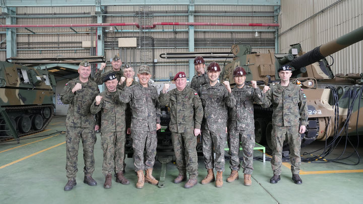 [서울=뉴시스] 육군은 폴란드 총사령부 대표단을 초청해 지난달 29일부터 4박 5일간 방한 일정을 진행하며 K-방산 무기체계의 안정적인 운용을 뒷받침하기 위한 군수지원 협력과 한-폴란드 육군 간 군사교류 확대방안을 논의했다고 1일 밝혔다. 사진은 마렉 소코워프스키 총사령관을 비롯한 폴란드 대표단이 육군종합군수학교를 방문해 K-방산 무기체계의 안정적 운용을 위한 정비지원 체계와 실습 현장을 견학하고 K9 자주포를 배경으로 기념촬영 하는 모습. (사진=육군 제공) 2026.04.01. photo@newsis.com *재판매 및 DB 금지