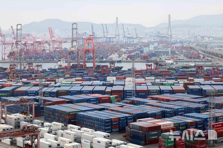 [부산=뉴시스] 하경민 기자 = 1일 산업통상부가 발표한 '3월 수출입 동향'에 따르면 지난달 수출은 1년 전보다 48.3% 증가한 861억3000만 달러(129조5395억원)로, 중동 사태에도 불구하고 사상 처음으로 월 800억 달러를 넘겼다. 이날 오전 부산 남구 신선대(사진 아래) 및 감만(위) 부두 야적장에 수출입 컨테이너가 쌓여 있다. 2026.04.01. yulnetphoto@newsis.com