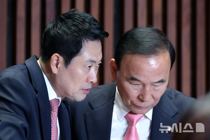 [서울=뉴시스] 고승민 기자 = 국민의힘이 1일 박덕흠 의원을 당 공천관리위원장에 임명한 것으로 알려졌다. 사진은 지난달 31일 서울 여의도 국회에서 열린 의원총회에서 대화하는 장 대표와 박 의원 모습. 2026.04.01. kkssmm99@newsis.com