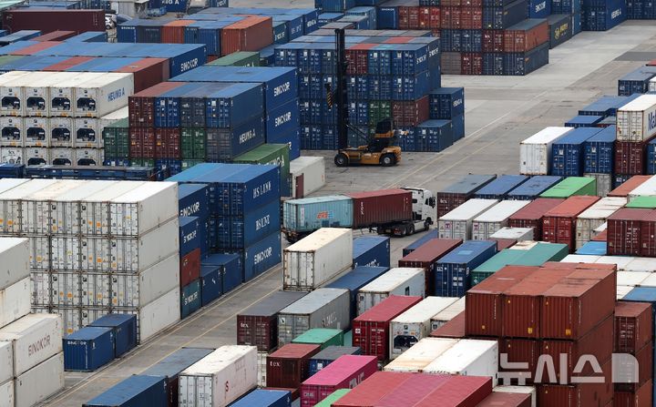  [부산=뉴시스] 하경민 기자 = 1일 산업통상부가 발표한 '3월 수출입 동향'에 따르면 지난달 수출은 1년 전보다 48.3% 증가한 861억3000만 달러(129조5395억원)로, 중동 사태에도 불구하고 사상 처음으로 월 800억 달러를 넘겼다. 이날 오전 부산 남구 신선대 부두 야적장에 수출입 컨테이너가 쌓여 있다. 2026.04.01. yulnetphoto@newsis.com