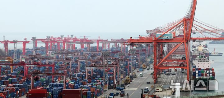 [부산=뉴시스] 컨테이너 쌓인 부산항. (사진=뉴시스 DB). photo@newsis.com