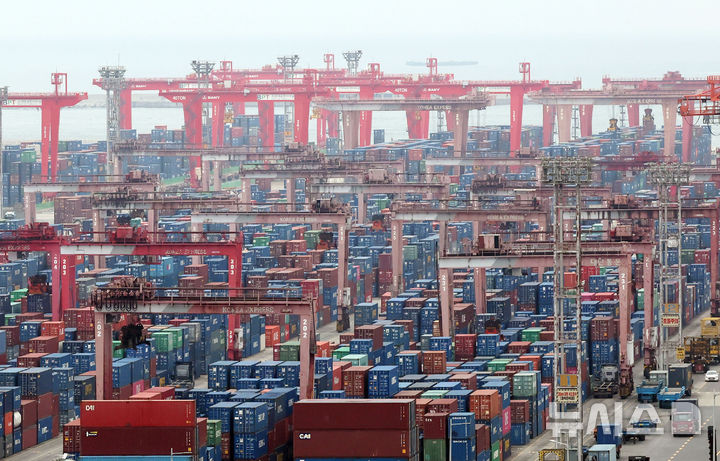  [부산=뉴시스] 하경민 기자 = 1일 산업통상부가 발표한 '3월 수출입 동향'에 따르면 지난달 수출은 1년 전보다 48.3% 증가한 861억3000만 달러(129조5395억원)로, 중동 사태에도 불구하고 사상 처음으로 월 800억 달러를 넘겼다. 이날 오전 부산 남구 신선대 부두 야적장에 수출입 컨테이너가 쌓여 있다. 2026.04.01. yulnetphoto@newsis.com