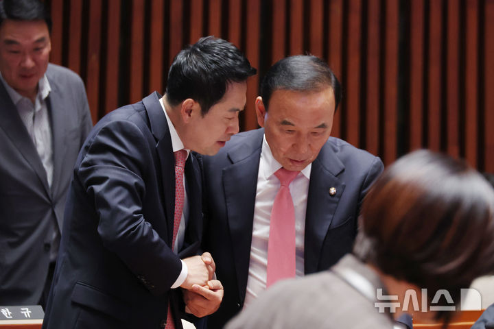 [서울=뉴시스] 고승민 기자 = 국민의힘이 1일 박덕흠 의원을 당 공천관리위원장에 임명한 것으로 알려졌다. 사진은 지난달 31일 서울 여의도 국회에서 열린 의원총회에서 대화하는 장 대표와 박 의원 모습. 2026.04.01. kkssmm99@newsis.com