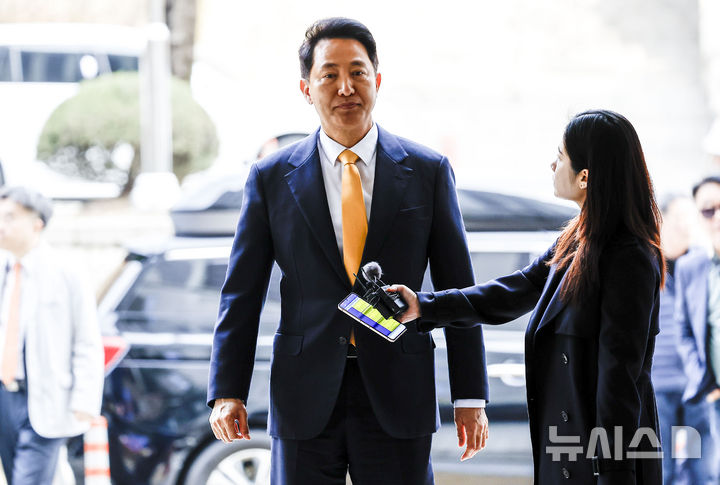 [서울=뉴시스] 정병혁 기자 = 오세훈 서울시장이 1일 서울 서초구 서울중앙지방법원에서 열린 여론조사비 대납 의혹 관련 4차 공판에 출석하고 있다. 2026.04.01. jhope@newsis.com