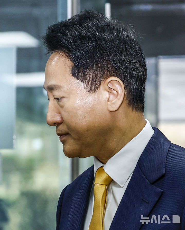 [서울=뉴시스] 정병혁 기자 = 오세훈 서울시장이 1일 서울 서초구 서울중앙지방법원에서 열린 여론조사비 대납 의혹 관련 4차 공판에 출석하고 있다. 2026.04.01. jhope@newsis.com