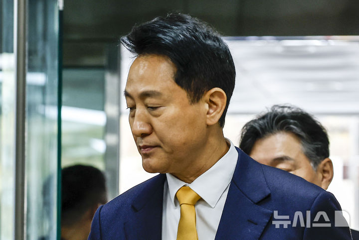 [서울=뉴시스] 정병혁 기자 = 김영선 전 국민의힘 의원이 오세훈 서울시장이 2021년 보궐선거를 앞두고 정치 브로커 명태균씨를 만난 자리에서 이기는 여론조사를 부탁하는 모습을 봤다고 증언했다. 오 시장 측은 이에 대해 명씨의 주장에 맞춰 말을 바꾼 것 아니냐고 추궁했다. 사진은 오 시장이 1일 서울 서초구 서울중앙지방법원에서 열린 여론조사비 대납 의혹 관련 4차 공판에 출석하는 모습. 2026.04.01. jhope@newsis.com