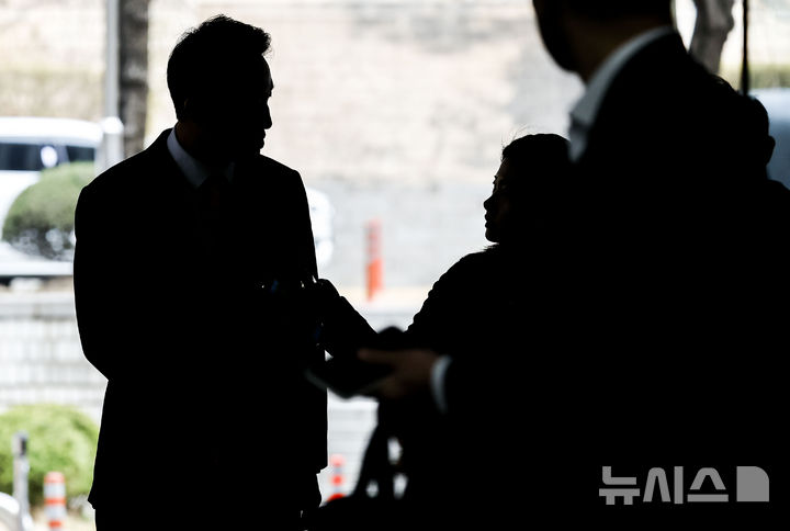 [서울=뉴시스] 정병혁 기자 = 오세훈 서울시장이 1일 서울 서초구 서울중앙지방법원에서 열린 여론조사비 대납 의혹 관련 4차 공판에 출석하고 있다. 2026.04.01. jhope@newsis.com