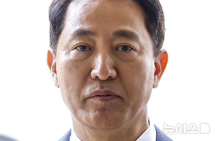 [서울=뉴시스] 정병혁 기자 = 오세훈 서울시장이 1일 서울 서초구 서울중앙지방법원에서 열린 여론조사비 대납 의혹 관련 4차 공판에 출석하고 있다. 2026.04.01. jhope@newsis.com