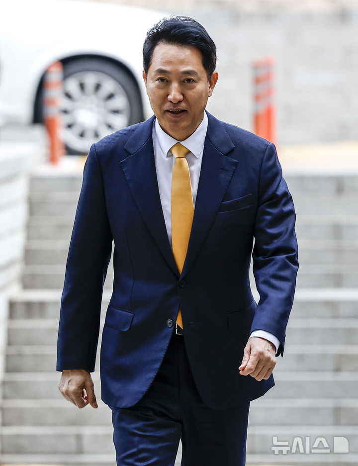 [서울=뉴시스] 정병혁 기자 = 오세훈 서울시장이 1일 서울 서초구 서울중앙지방법원에서 열린 여론조사비 대납 의혹 관련 4차 공판에 출석하고 있다. 2026.04.01. jhope@newsis.com