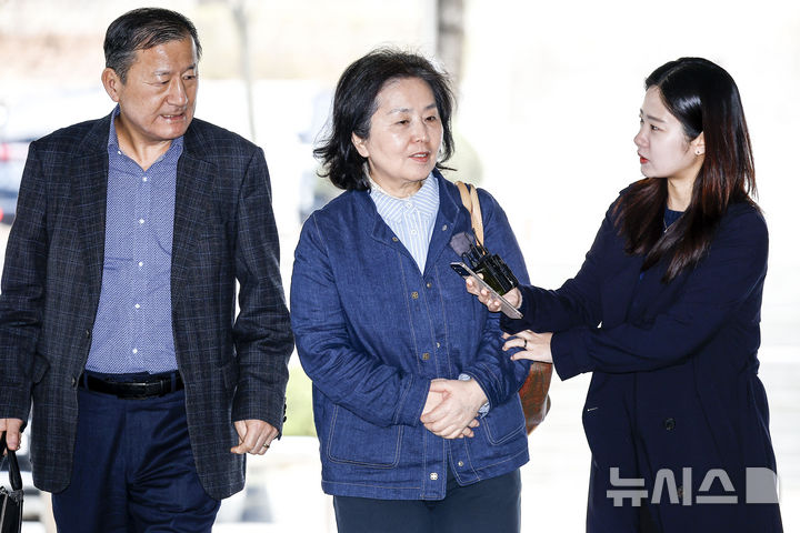 [서울=뉴시스] 정병혁 기자 = 김영선 전 국민의힘 의원이 1일 서울 서초구 서울중앙지방법원에서 열린 오세훈 서울시장의 여론조사비 대납 의혹 관련 4차 공판에 증인으로 출석하고 있다. 2026.04.01. jhope@newsis.com