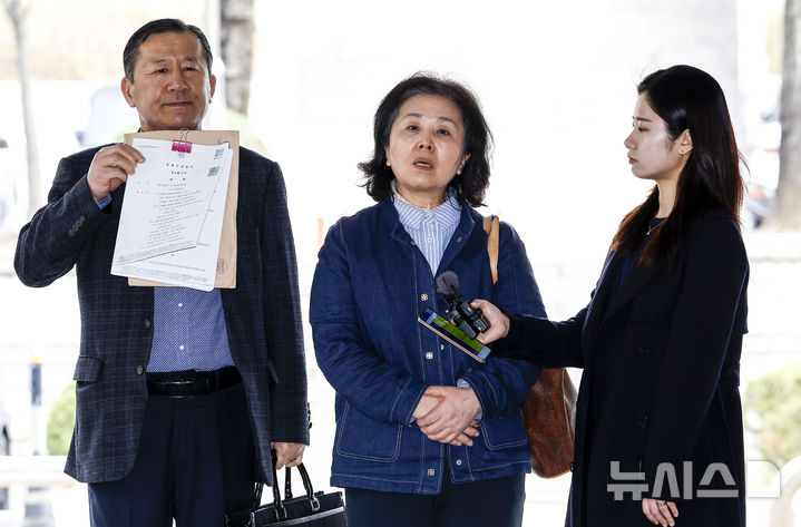 [서울=뉴시스] 정병혁 기자 = 김영선 전 국민의힘 의원이 1일 서울 서초구 서울중앙지방법원에서 열린 오세훈 서울시장의 여론조사비 대납 의혹 관련 4차 공판에 증인으로 출석하고 있다. 2026.04.01. jhope@newsis.com