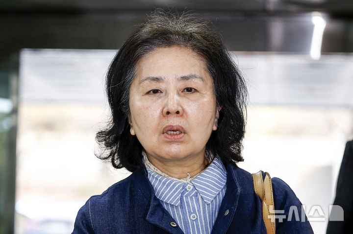 [서울=뉴시스] 정병혁 기자 =  김영선 전 국민의힘 의원이 오세훈 서울시장이 2021년 보궐선거를 앞두고 정치 브로커 명태균씨를 만난 자리에서 이기는 여론조사를 부탁하는 모습을 봤다고 증언했다. 오 시장 측은 이에 대해 명씨의 주장에 맞춰 말을 바꾼 것 아니냐고 추궁했다. 사진은 김 전 의원이 1일 서울 서초구 서울중앙지방법원에서 열린 오세훈 서울시장의 여론조사비 대납 의혹 관련 4차 공판에 증인으로 출석하는 모습. 2026.04.01. jhope@newsis.com