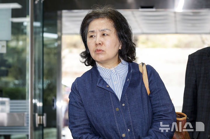 [서울=뉴시스] 정병혁 기자 = 김영선 전 국민의힘 의원이 1일 서울 서초구 서울중앙지방법원에서 열린 오세훈 서울시장의 여론조사비 대납 의혹 관련 4차 공판에 증인으로 출석하고 있다. 2026.04.01. jhope@newsis.com